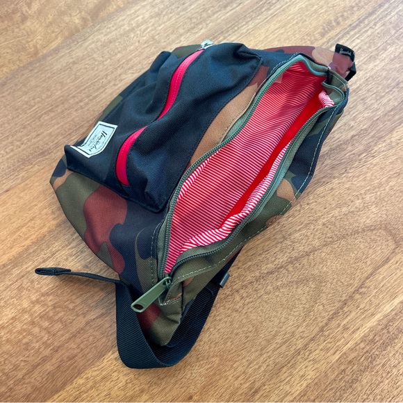 Herschel Seventeen Hip Pack - Camo - 3.5L - Picture 3 of 5